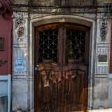 A colpire maggiormente lo sguardo del visitatore � il portone, in legno e ferro battuto, a due ante...